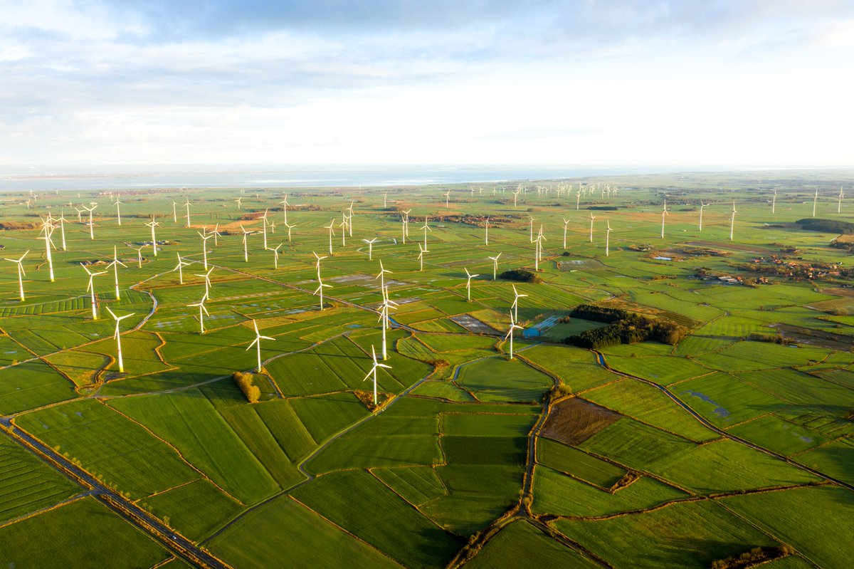 enercity_presse's tweet photo. Voller Fokus auf #Erneuerbaren-Ausbau: @enercity erwirbt Windportfolio von Norderland-Gruppe. Mit 60 weiteren #Onshore-Windparks klettert enercity in Spitzengruppe von Onshore-Anbietern in Deutschland. CEO Zapreva: „Großer Schritt zur Klimaneutralität“ 👉https://t.co/dD06QKyHuJ https://t.co/TvENMf9wYu