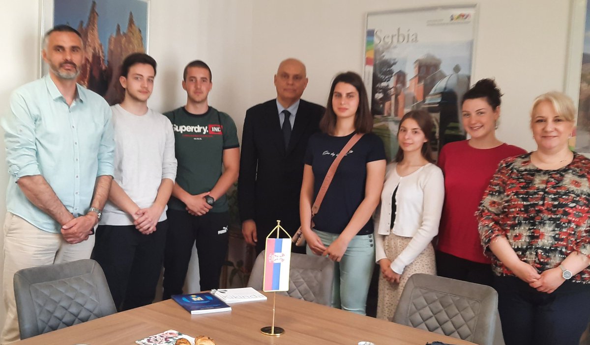 SRBinBelgium's tweet photo. Ученици Средње стручне школе "Милош Црњански" из Кикинде поделили су данас са нама своје утиске из посете Бриселу, која се реализује у оквиру #Erasmus +KA201 пројекта #ClimArt, посвећеног климатским променама кроз театар.🎭
#Serbia #ClimateAction #Kikinda https://t.co/h7h7SrRo1T