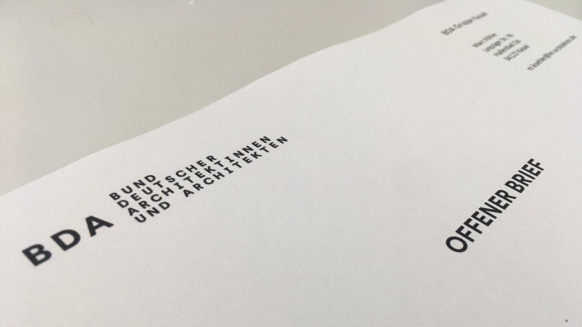 In einem Offenen Brief fordert der BDA Kassel, den Streit zwischen OB und Stadtbaurat über Verkehrsversuch am Friedrichsplatz zu beenden: "Schluss mit dem Machtkampf. Her mit mehr Baukultur und Qualität im Stadtraum." bda-bund.de/wp-content/upl…