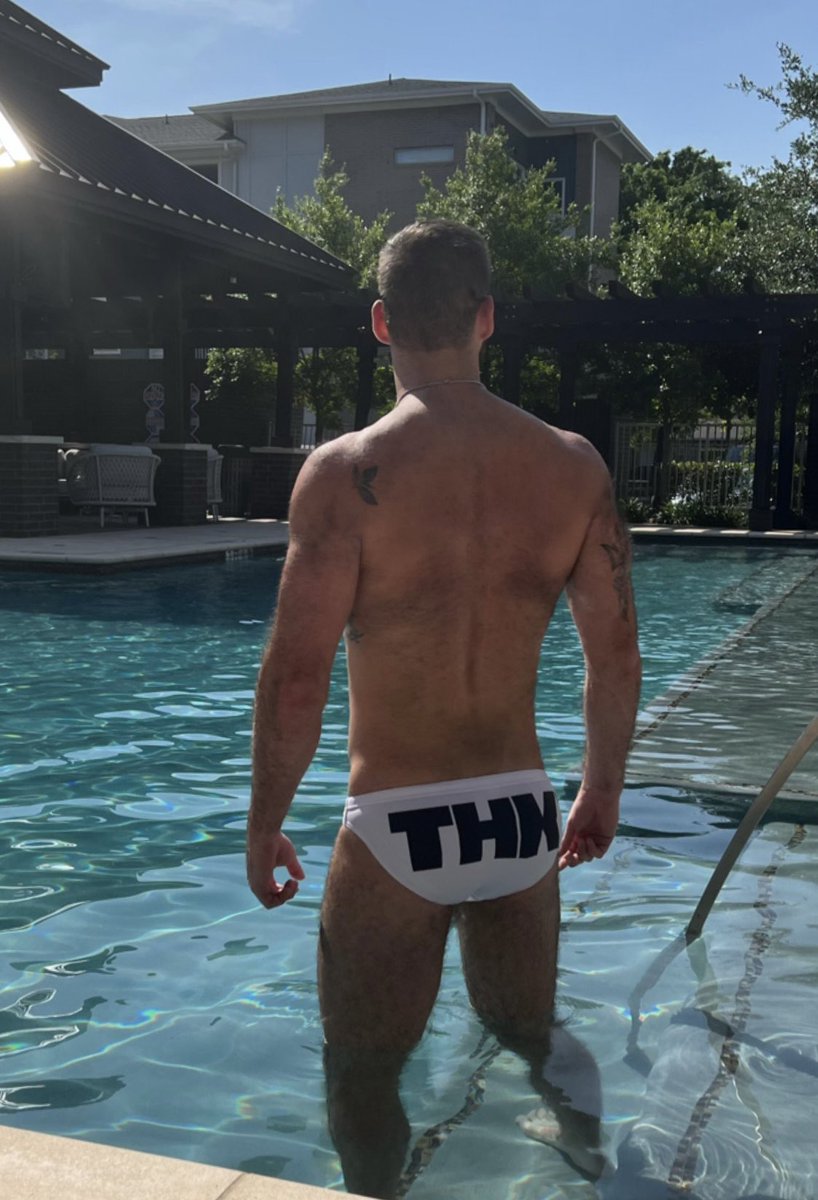 CxBaileyXX's tweet photo. Since I’m clearly trying to draw attention to just my back hair, I must say, I’m really enjoying my fur growing in! 🦦🪢🐻 https://t.co/PhxOvz7uQF