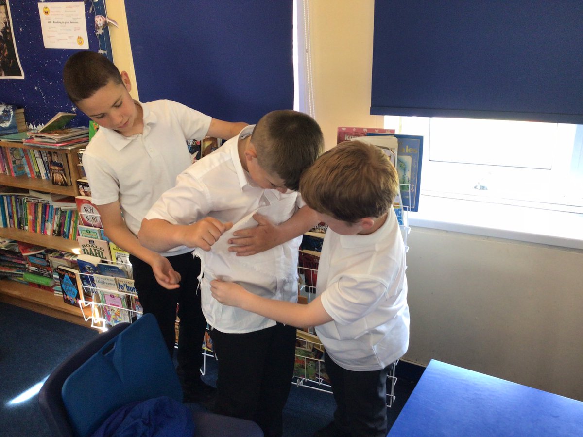 HollyfieldPri's tweet photo. Year 6 are really enjoying having First Aid training today and learning invaluable life skills. https://t.co/0p6xV7OAI1