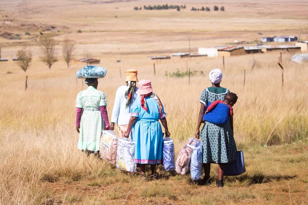 IllovoSugarGrp's tweet photo. A #ThrivingCommuntiy knows the value of restoring dignity to its people. Thanks to an overall Illovo sponsorship, we've purchased &amp; distributed 333 blankets through #Zero2Five to communities devastated by the #KZNFloods in SA. Read about our efforts here:  https://t.co/AgJ2wS0K46 https://t.co/dubo9FbUN3