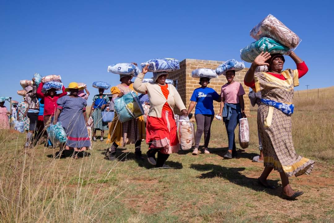 IllovoSugarGrp's tweet photo. A #ThrivingCommuntiy knows the value of restoring dignity to its people. Thanks to an overall Illovo sponsorship, we've purchased &amp; distributed 333 blankets through #Zero2Five to communities devastated by the #KZNFloods in SA. Read about our efforts here:  https://t.co/AgJ2wS0K46 https://t.co/dubo9FbUN3