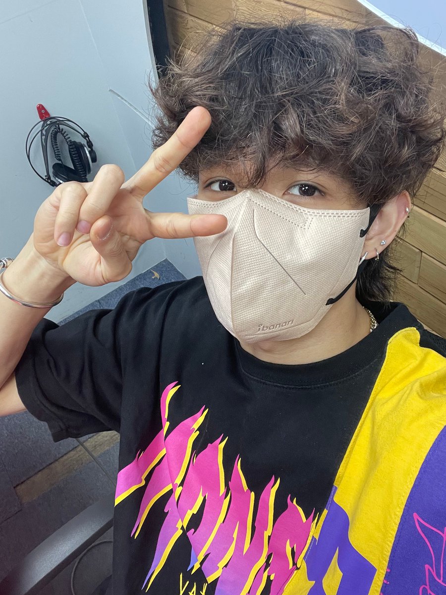 SAMUEL_twt_'s tweet photo. [#사무엘]

잠시 후 8시 아리랑 라디오 <Radio'n Us>에 사무엘이 출연합니다.
오늘 저녁도 본방청취하며 즐겁게 보내요💖

#SAMUEL #RADIONUS https://t.co/mn1JeZ005J