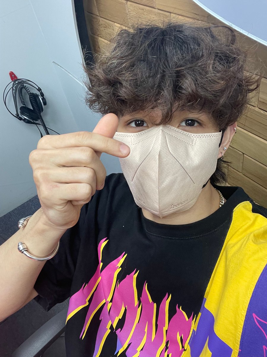 SAMUEL_twt_'s tweet photo. [#사무엘]

잠시 후 8시 아리랑 라디오 <Radio'n Us>에 사무엘이 출연합니다.
오늘 저녁도 본방청취하며 즐겁게 보내요💖

#SAMUEL #RADIONUS https://t.co/mn1JeZ005J