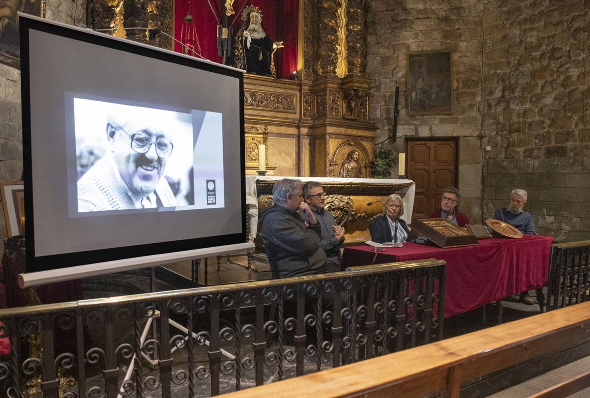 100MossenVidal's tweet photo. "Sense papers" és una taula rodona que es va celebrar amb motiu del Centenari de Mn. Vidal i Aunós a @SantaMariadelPi el 7 de maig, per parlar de la tancada de 47 dies d'uns 300 migrants sense papers entre els mesos de gener i març de 2001. https://t.co/1JlfUOqg67