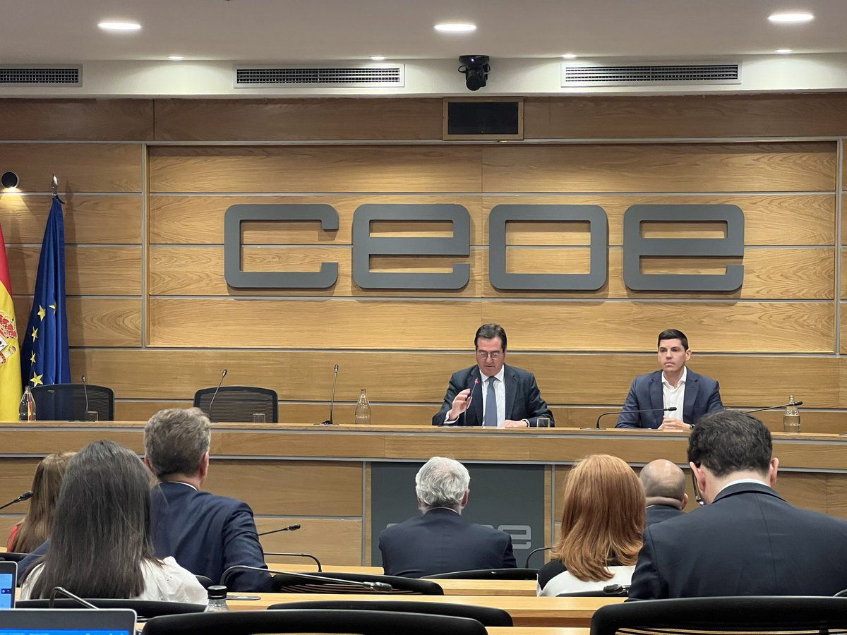 MiguelFAlcalde's tweet photo. 🔴Empezamos la jornada: “La innovación sostenible como palanca de transformación de la economía española” en @CEOE_ES. 

📌Podéis seguirlo en el siguiente enlace: https://t.co/T8nMH7xZXG https://t.co/PHlKprVakw