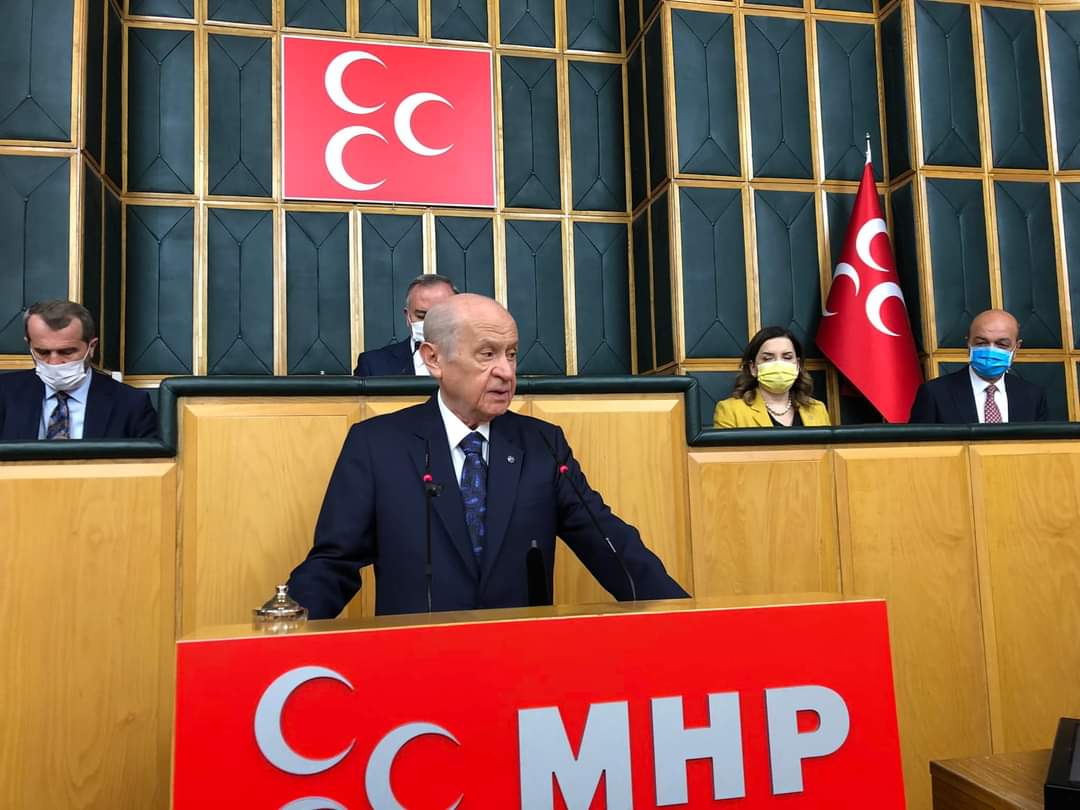 Tunceli’de bir HDP’li milletvekilinin şerefli Türk polisine taş atması da suçtur, ihanettir, bir terör yöntemidir. Askerimize, polisimize uzanan eller kırılmalı, uzanan diller koparılmalıdır.
LİDERİM 
#DevletBahceli