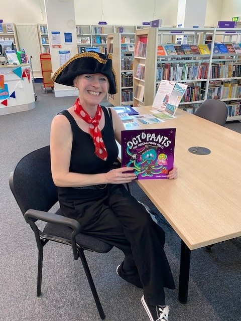 WFlibraries's tweet photo. Fantastic sessions with Suzy Senior here at #NormantonLibrary @MyWakefield today. Thanks to Martin Frobisher School for bringing the children for a visit #libraries #ChildrensBooks #octopants https://t.co/JDgHkWQGa8