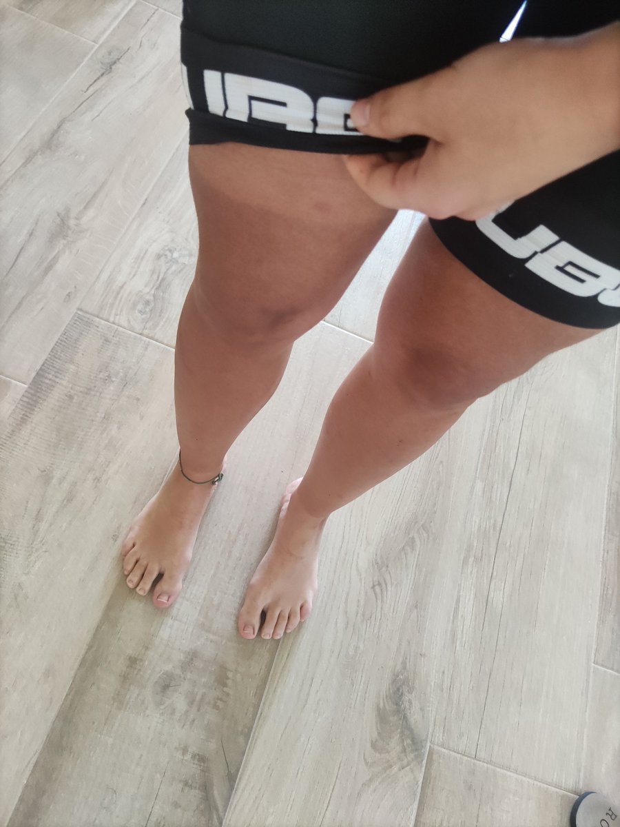 mallenc23's tweet photo. ¿Alguien me puede explicar por qué cuando salgo en bici me pongo morenísima poniéndome crema solar de 50 y cuándo voy a la playa con 30 no? ¿Mi cuerpo me quiere putear dejándome unas marcas súper sexis? 🤦🏽‍♀️ https://t.co/0ANyEiQIBn
