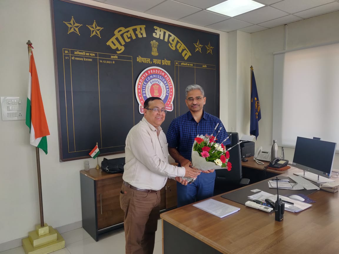 Sh. Dipak Kumar Basu, Executive Director and State Head, MPSO cum SLC Oil Industry met with Shri Makrand Deoskar , Commissioner of Police, Bhopal and discussed about the energy requirements of Bhopal @DirMktg_iocl @DipakBasu_ioc #Xtragreen #XP45 #XP100