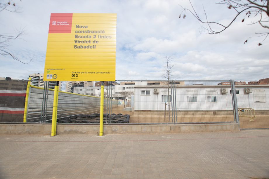 RadioSabadell's tweet photo. Les famílies del Virolet volen garanties que el nou edifici estarà a punt per a l'inici del curs el 6 de setembre. 

Raúl Gómez, @AMPAVirolet: "Es van comprometre que el curs començaria sense problemes i volem que ens ho confirmin"

📝 https://t.co/58H9R7Qiqt https://t.co/K54F2fTfnk