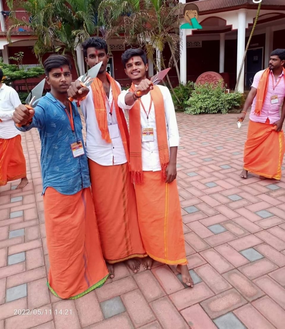 RiyazfSDPI's tweet photo. ಮ��ಸಲ್ಮಾನರನ್ನು ಕೊಲ್ಲಲೆಂದೇ ಶಸ್ತ್ರಾಸ್ತ್ರ ತರಬೇತಿ ನೀಡುತ್ತಿರುವ ಭಜರಂಗಿ ಭಯೋತ್ಪಾದಕರೇ, ನೀವು ನಮ್ಮನ್ನು ಎದುರುಗೊಳ್ಳುವ ಸಂಧರ್ಭ ನಿಮ್ಮನ್ನು ಪ್ರತಿರೋಧಿಸಲು ಪ್ರತಿಜ್ಞೆಯನ್ನು ಕೈಗೊಂಡಿರುವ ಒಂದು ಸಮೂಹ ನಮ್ಮಲ್ಲಿದೆ ಎಂಬ ವಿಚಾರವನ್ನು ಚೆನ್ನಾಗಿ ನೆನಪಿನಲ್ಲಿಟ್ಟುಕೊಳ್ಳಿ !!

#ಪ್ರತಿರೋಧಅಪರಾಧವಲ್ಲ https://t.co/2r9nIGX40s