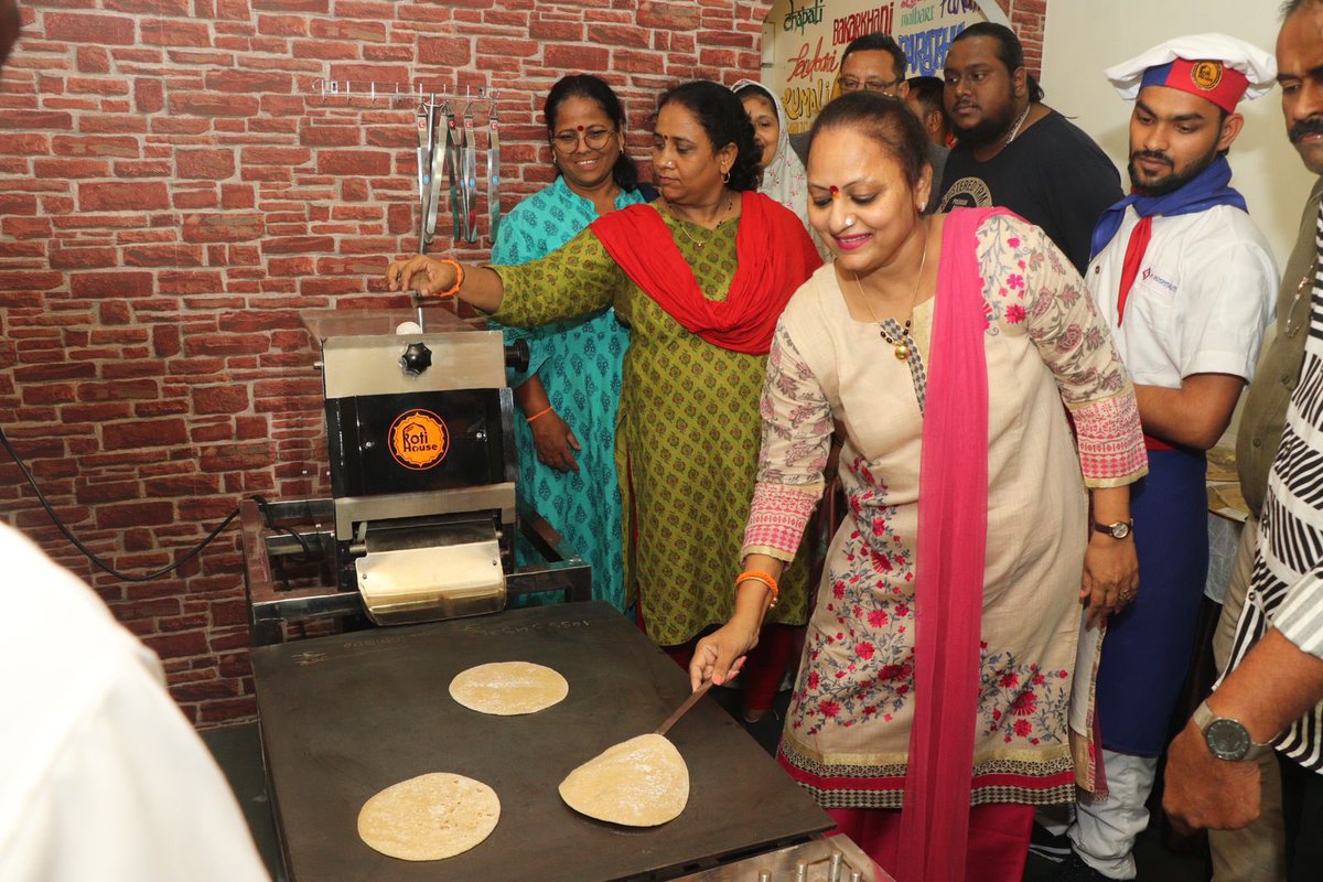 YaminiYJadhav's tweet photo. Some more glimpses from the grand opening of Roti House in Noorbaug. 

#Byculla https://t.co/c58oW01ovk