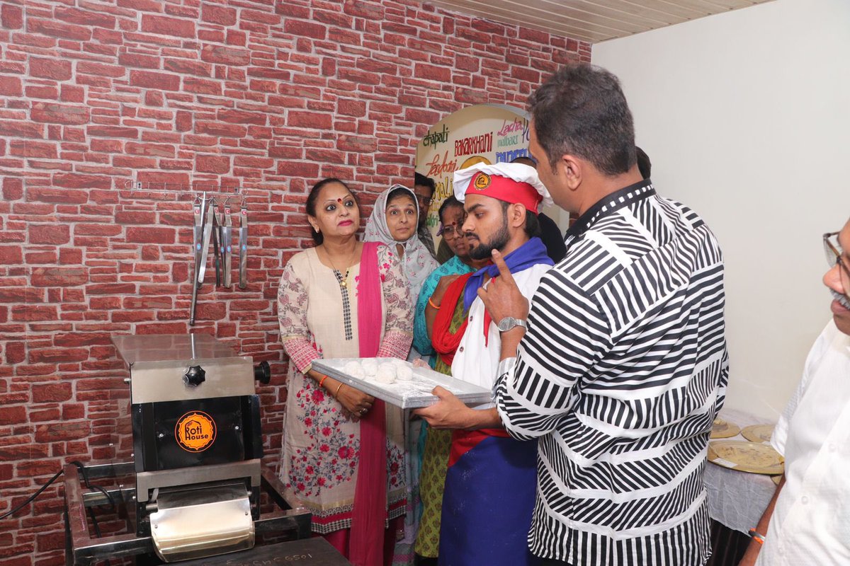 YaminiYJadhav's tweet photo. Some more glimpses from the grand opening of Roti House in Noorbaug. 

#Byculla https://t.co/c58oW01ovk