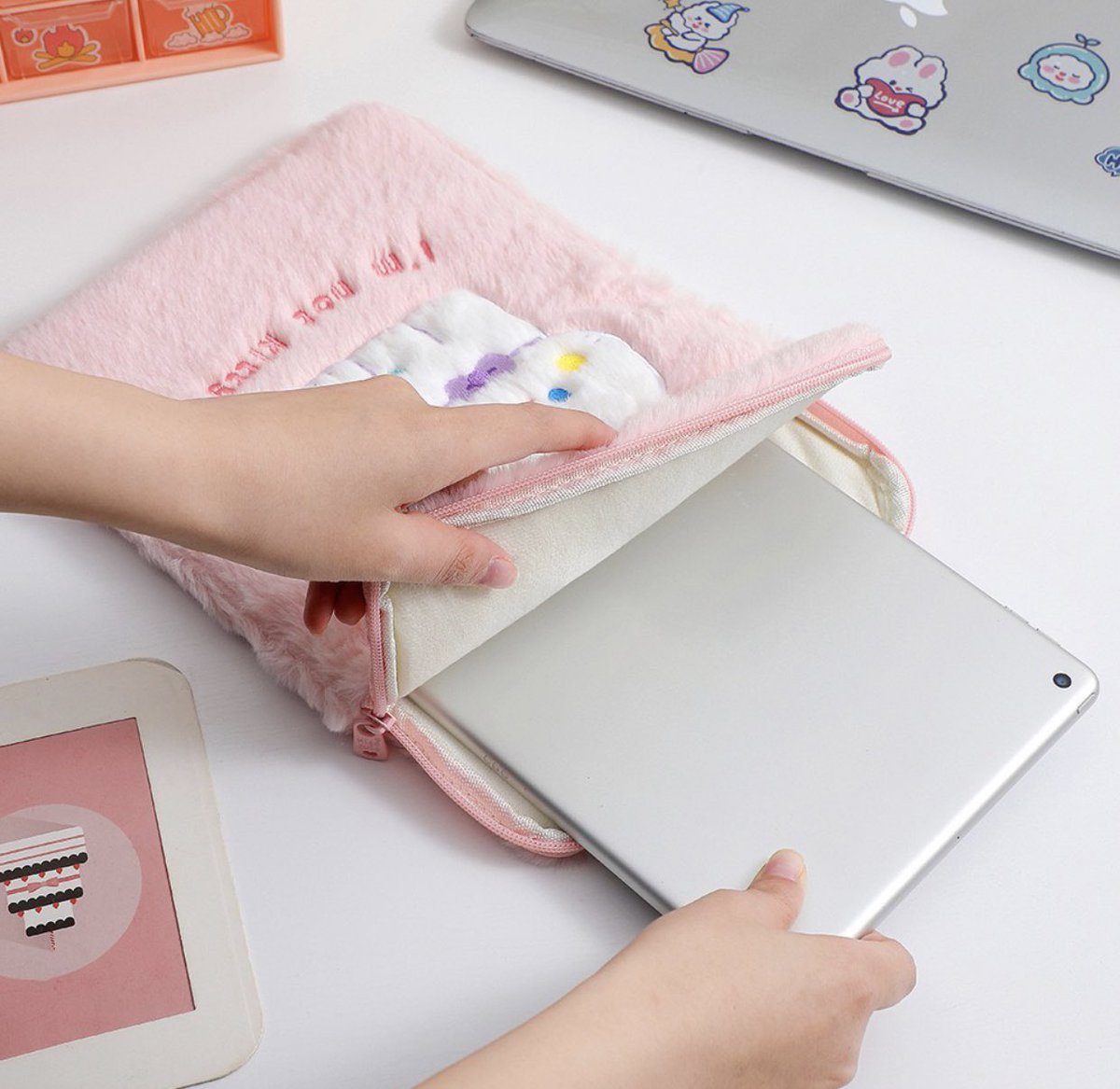 mayibeyourpers1's tweet photo. #preorder
ตอนนี้มีพร้อมส่งสีม่วง 1 ใบค่ะ (ของใหม่ มือ1)
🪄มีสี ขาว,ม่วง,ชมพู
⭐️รอของ 10-14 วัน ของจริงน่ารักมากค่า 🛼ขนนุ่มๆ22x29 cm
🎀ราคา 150 บาท ค่าส่ง flash 35 🩰💖
#กระเป๋าใส่ไอแพด #ส่งต่อเครื่องเขียน #ส่งต่อเสื้อผ้ามือสอง
#bentoy #กระเป๋าไอแพด #กระเป๋า #กระเป๋าไอแพด https://t.co/BC1UqZAUL7