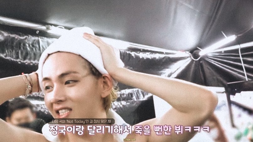 taeteland's tweet photo. KIM TAEHYUNG?!))?! WHATTF https://t.co/hsxVnrcPea