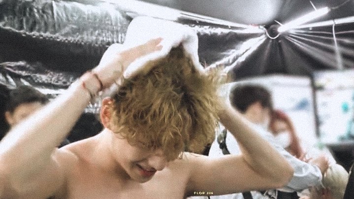 taeteland's tweet photo. KIM TAEHYUNG?!))?! WHATTF https://t.co/hsxVnrcPea
