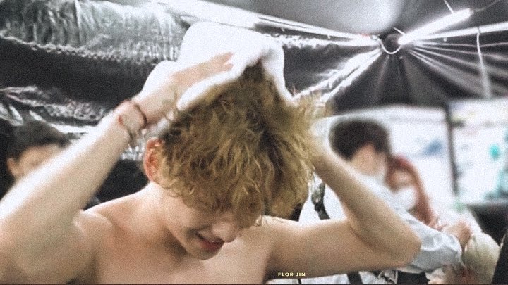 taeteland's tweet photo. KIM TAEHYUNG?!))?! WHATTF https://t.co/hsxVnrcPea