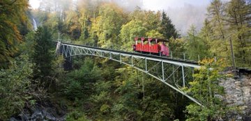 STMediaCH's tweet photo. Eine Wasserdusche gefällig!
Wie wärs mit dem 120 Meter hohen und gischtsprühenden #Reichenbachfall bei #Meiringen!
Für alle #SherlockHolmes-Fans die ultimative Pilgerstätte! Mit 1899er - Nostalgiebahn erreichbar!
@JungfrauRegion @madeinbern
https://t.co/IoA1fw3VDs https://t.co/gFrHnGM32I