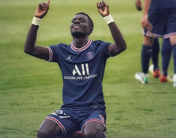 AmyNiane3's tweet photo. tu as signé un contrat en tant que footballeur ,pas en tant qu’ambassadeur d'une quelconque cause. tu as tout notre soutien et notre respect. #gana #ganagueye 🇸🇳 https://t.co/YZLqMpHIDt