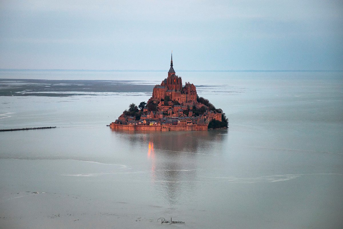 🌊  Les #GrandesMarees sont de retour !

🏰 Aujourd'hui, le Mont-Saint-Michel redevient une île !

©️Rémi Lemenicier