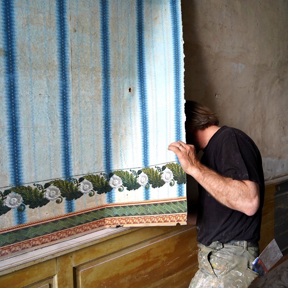 atelierdoffard's tweet photo. Archéologie du papier peint, un beau chantier de reconstitution à venir au Château de Ferrassou.

#atelierdoffard #offard #wallart #artisanal #wallpaper #papierpeint #chateaudeferrassou #ferrassou https://t.co/khXrP3W3Qy
