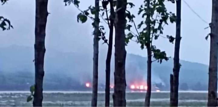 miN13700's tweet photo. [1/2]After 1 of their 3 warships sailing along Irrawaddy River from Mandalay, was attacked on May16, junta troops who stormed AyeKyun vlg in Madaya tsp on May14, torched &amp; destroyed homes &amp;motorboats in vlgs on river banks&amp; reinforced troops by land route
#WhatsHappeninglnMyanmar https://t.co/ssbvBYpKsy