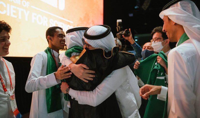 M0hrah's tweet photo. بمثلكم نفخر 

كان من الممكن لتلك الافكار ان تندثر لولا الله ثم :
وطن داعم طموح مؤمن
مؤسسات مُمكّنة تؤمن بقضيتها
عائلات محفزة لابناءها

اياك وان تحقّر فِكر مهما كان صغيراً 
واياك وان تحتقر فِكرة مهما كانت تافهة برأيك 

قل خيراً او اصمت

#آيسف_2022 

واخيرا شكرا @mawhiba https://t.co/JARZ2otXzb