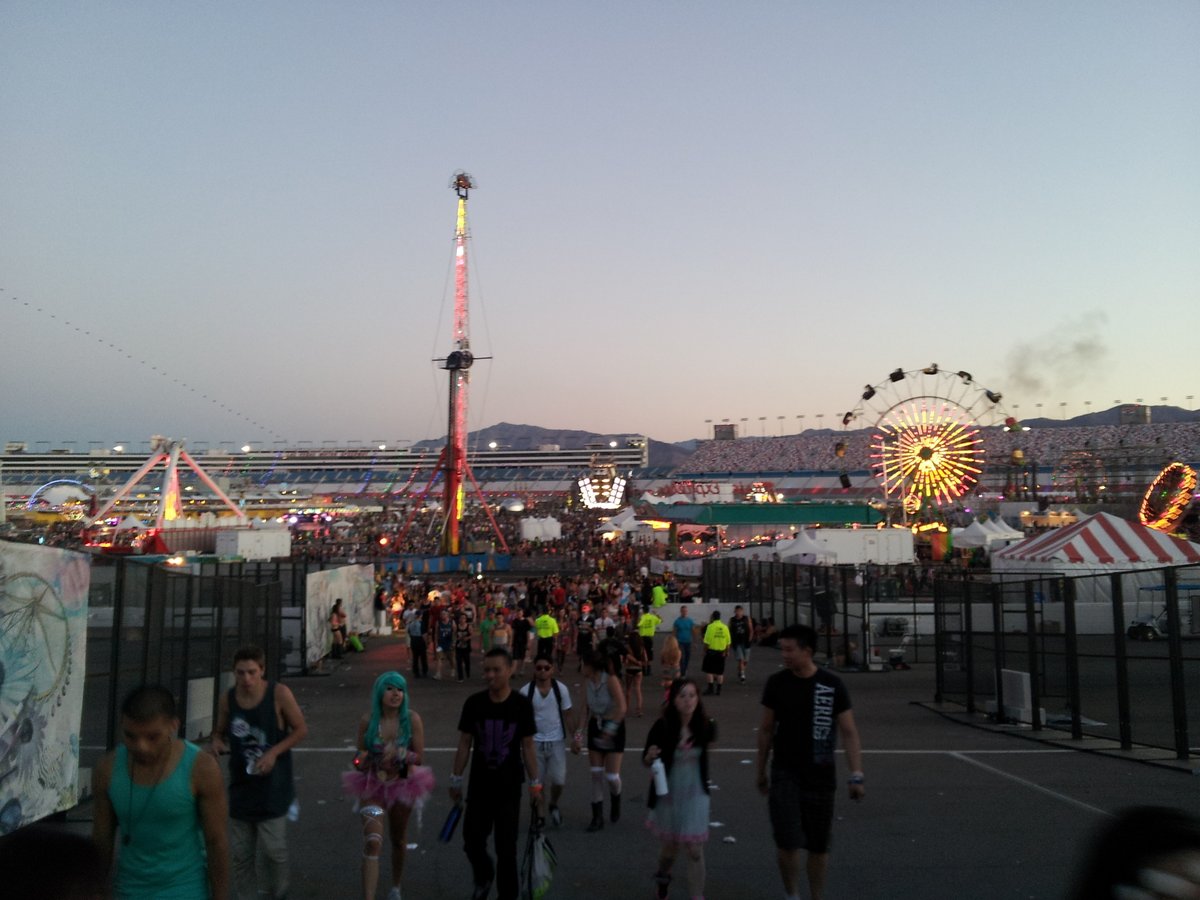 czarcruise's tweet photo. I don't have many pictures of me from #EDCLV2012 but there are a few that found their way to me. It was a different time with shittier cellphone cameras and I was living in the moment I guess?
TRON forever - and look at that Q-dance stageπ https://t.co/y6dCGsyrUp