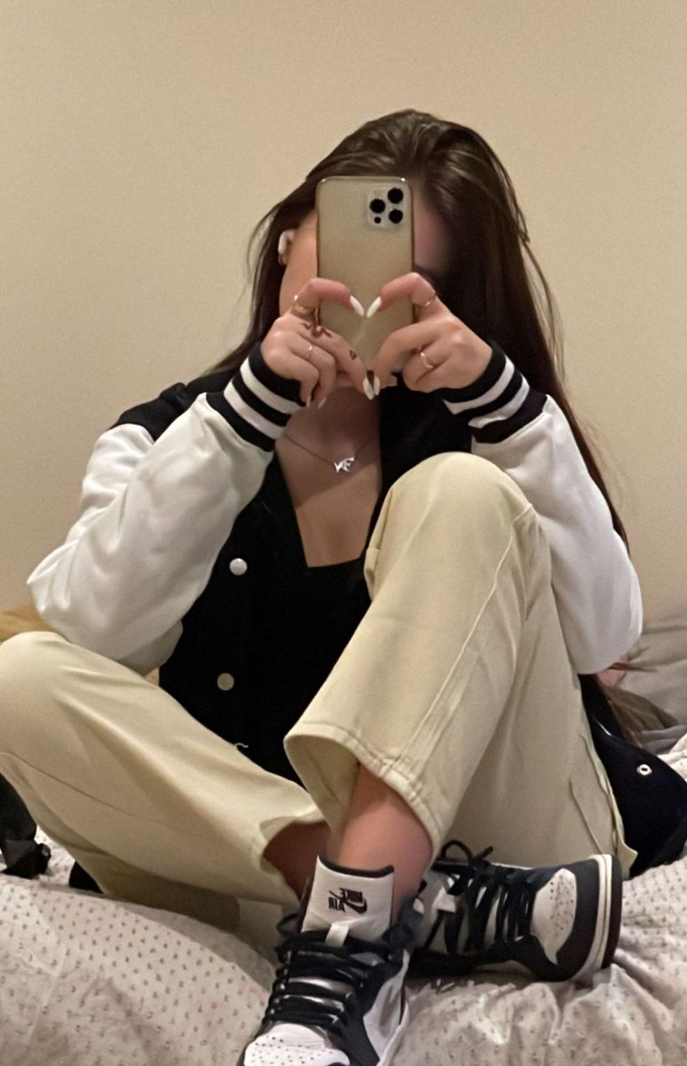 SparklingAddy's tweet photo. What would you do if you met your Web3 crush irl? 
Would you say hi or run away? 🙈

#NFTs #NFTCommunity https://t.co/QfMCUw3ivH