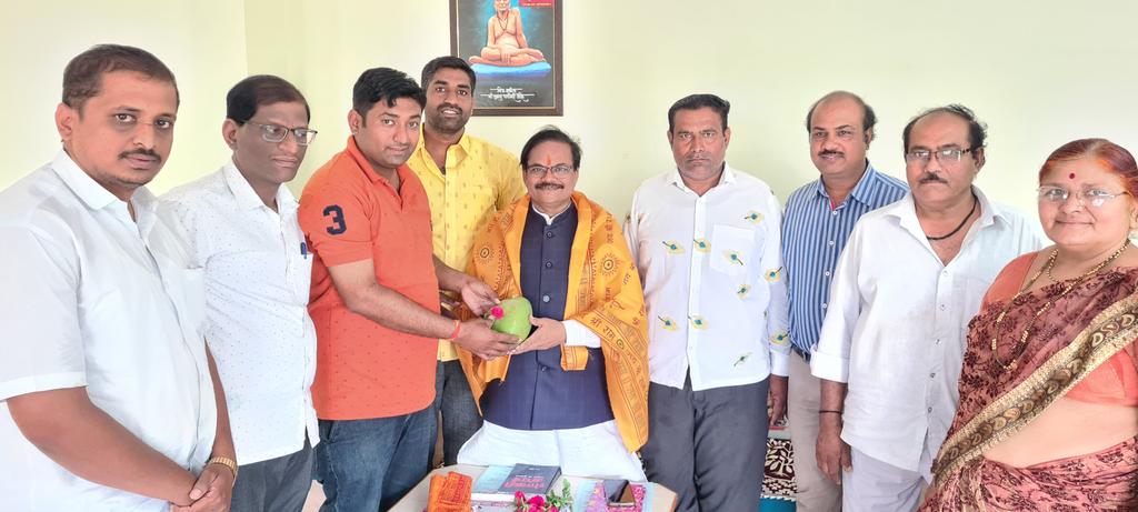 DoctorAnilBonde's tweet photo. विश्व हिंदू परिषद, अहमदनगर येथील पदाधिकारी श्री. निलेशजी चिपाडे यांच्या निवासस्थानी भेट दिली. यावेळी विश्व हिंदू परिषद चे पदाधिकारी व कार्यकर्ते उपस्थित होते.
@VHPDigital https://t.co/y0NZDvvJqD