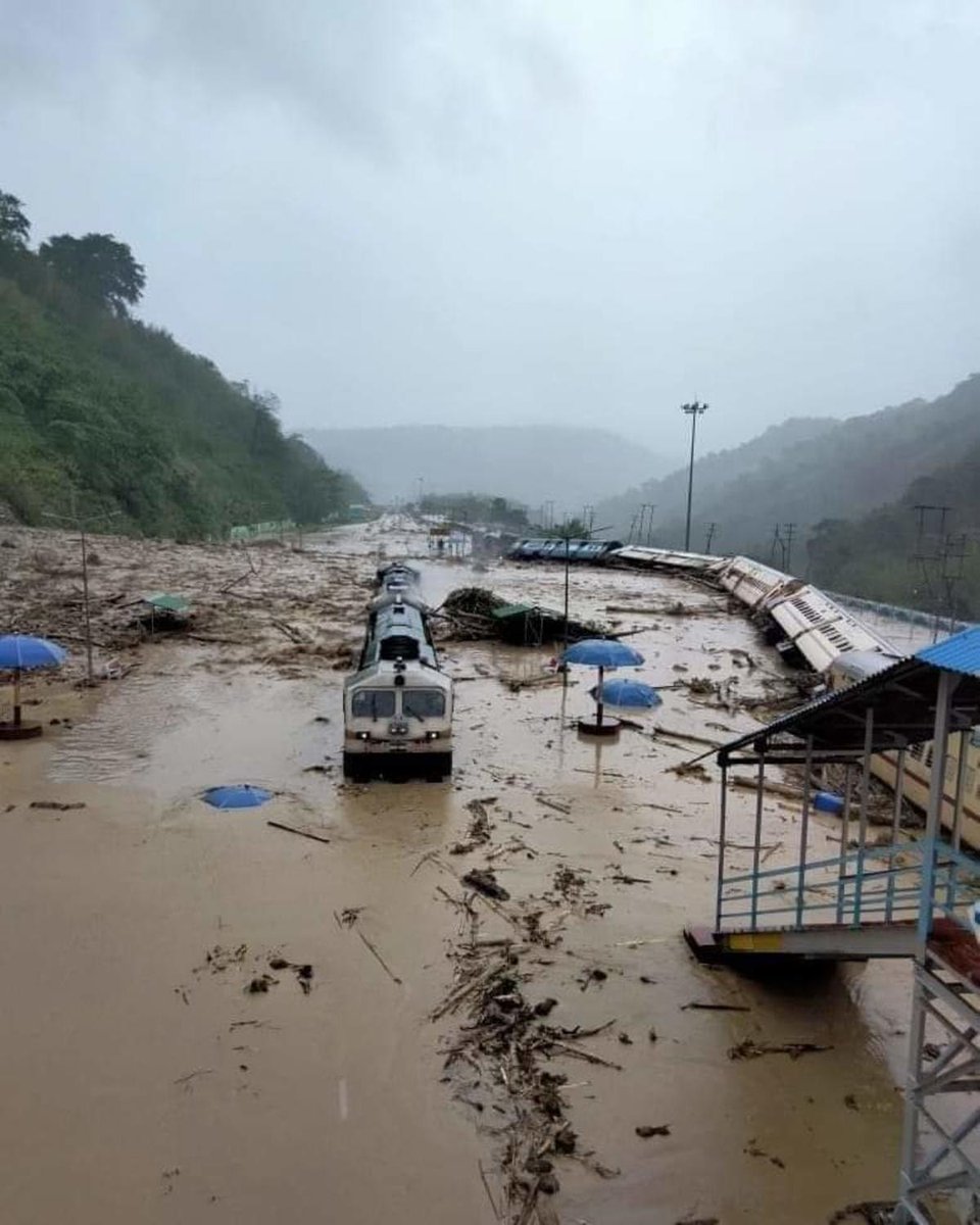 lurinjtgogoi's tweet image. Images coming out of #DimaHasao have deeply troubled me. Praying for the safety and well being of the people there, I urge upon both the central and state govts. to undertake relief, rehabilitation and reconstruction work on a war footing. Priority should be every citizen there.