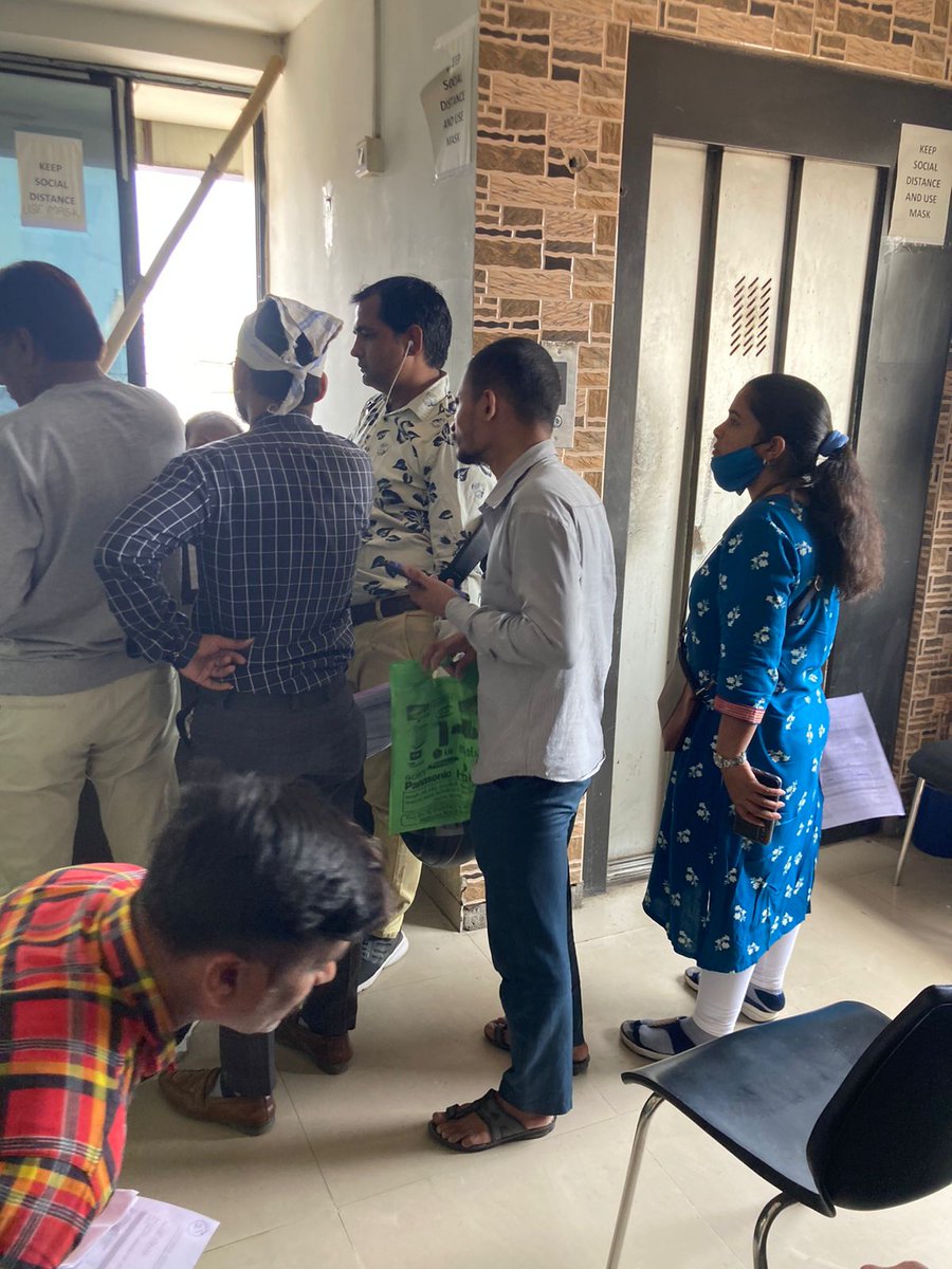 keval_jp's tweet photo. @YESBANK This is how customers are being treated at Maninagar, Ahmedabad, Gujarat, Branch. I hope you are aware of it? It's 12 pm of summer BTW. https://t.co/brVWkNOgHw