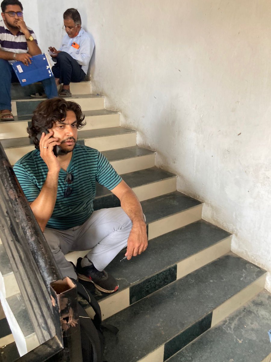 keval_jp's tweet photo. @YESBANK This is how customers are being treated at Maninagar, Ahmedabad, Gujarat, Branch. I hope you are aware of it? It's 12 pm of summer BTW. https://t.co/brVWkNOgHw