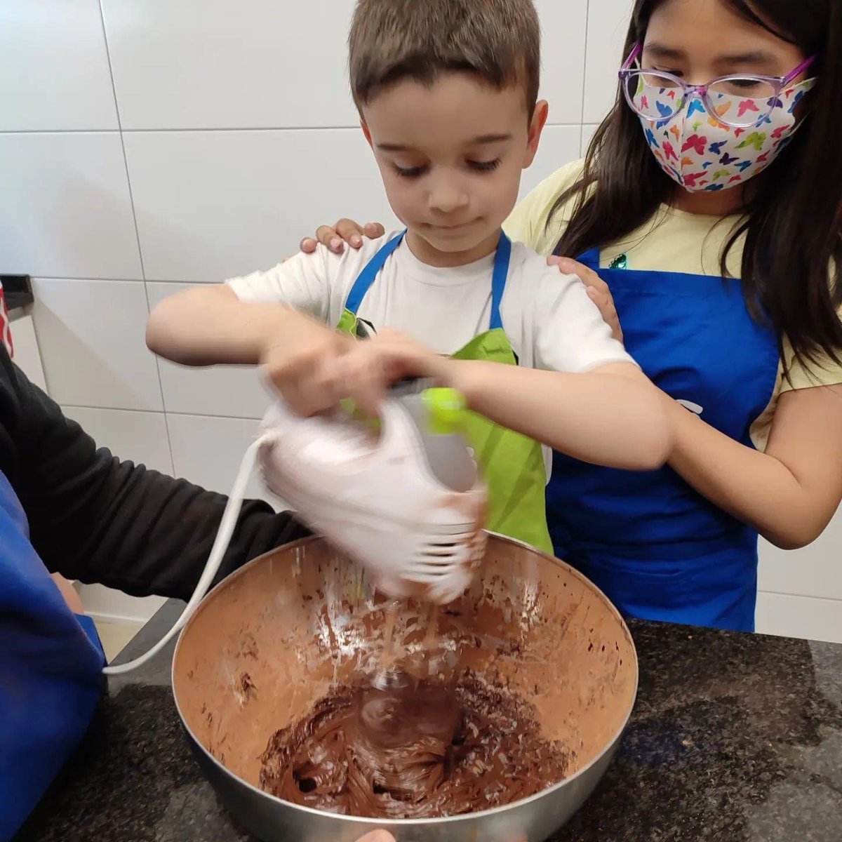 OctavioPazBCN's tweet photo. Grans i petits cuinem un pa de pessic de cacau pur sense sucres afegits. Fem servir dàtils per endolçar el nostre pastís 🍰 #projecteCUINES https://t.co/lEocrTWBn6