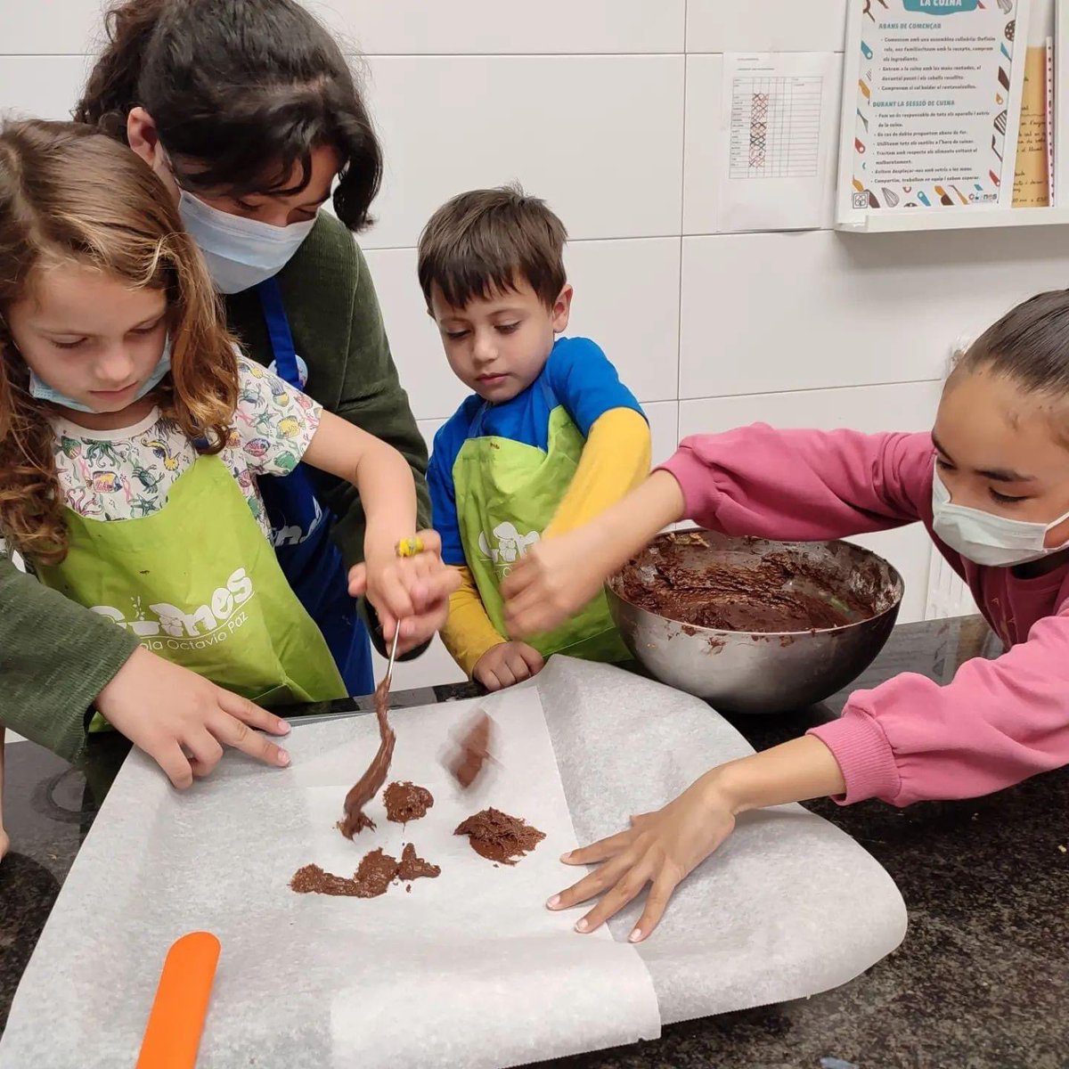 OctavioPazBCN's tweet photo. Grans i petits cuinem un pa de pessic de cacau pur sense sucres afegits. Fem servir dàtils per endolçar el nostre pastís 🍰 #projecteCUINES https://t.co/lEocrTWBn6