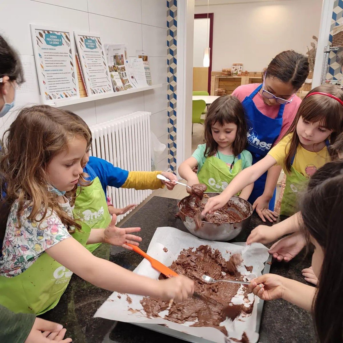 OctavioPazBCN's tweet photo. Grans i petits cuinem un pa de pessic de cacau pur sense sucres afegits. Fem servir dàtils per endolçar el nostre pastís 🍰 #projecteCUINES https://t.co/lEocrTWBn6