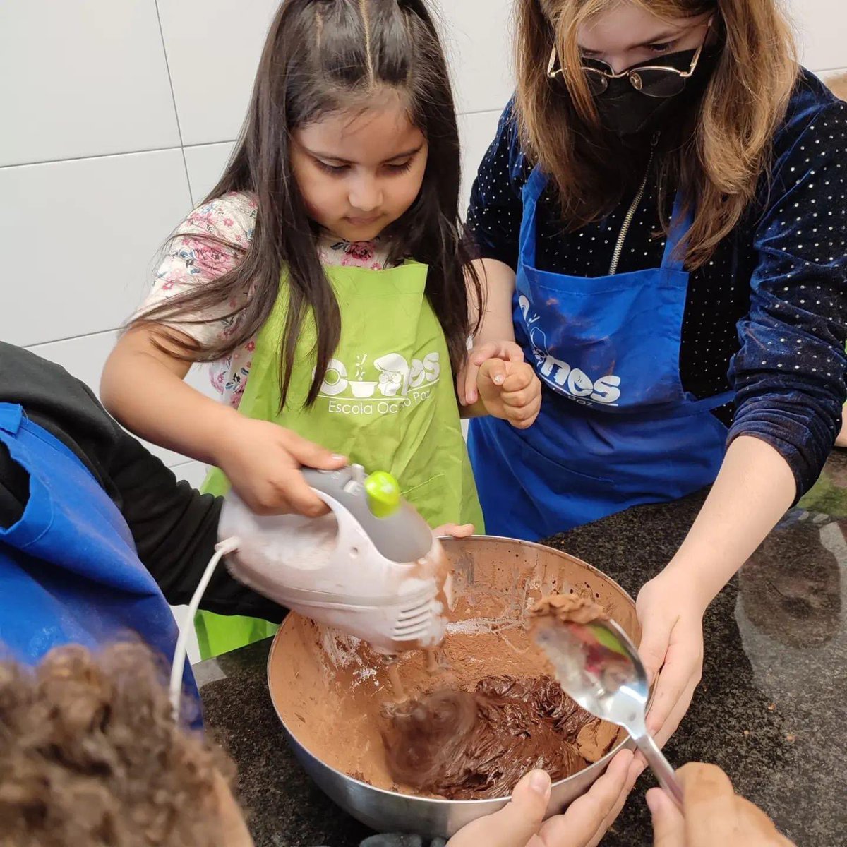 OctavioPazBCN's tweet photo. Grans i petits cuinem un pa de pessic de cacau pur sense sucres afegits. Fem servir dàtils per endolçar el nostre pastís 🍰 #projecteCUINES https://t.co/lEocrTWBn6