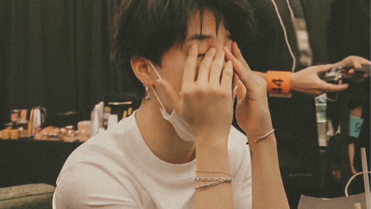 miniesdiary's tweet photo. jimin’s warm boyfriend vibe https://t.co/A1UGi8XA6u