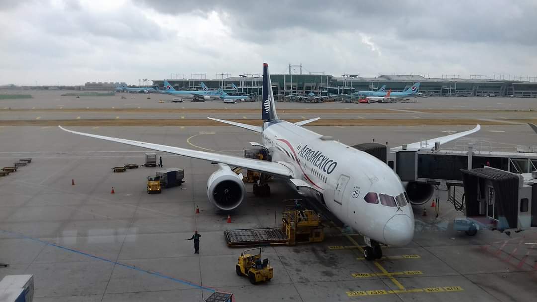 G7673MED's tweet photo. @Aeromexico Uno de mis sueños de pequeño ser piloto o viajar en avión. Gracias a mi trabajo puedo viajar a diferentes ciudades con Aeroméxico. Otro sueño es conocer una cabina de pilotos en el aire para poder apreciar los paisajes que ellos disfrutan cada día. #AMGeek https://t.co/isAZWr32y2