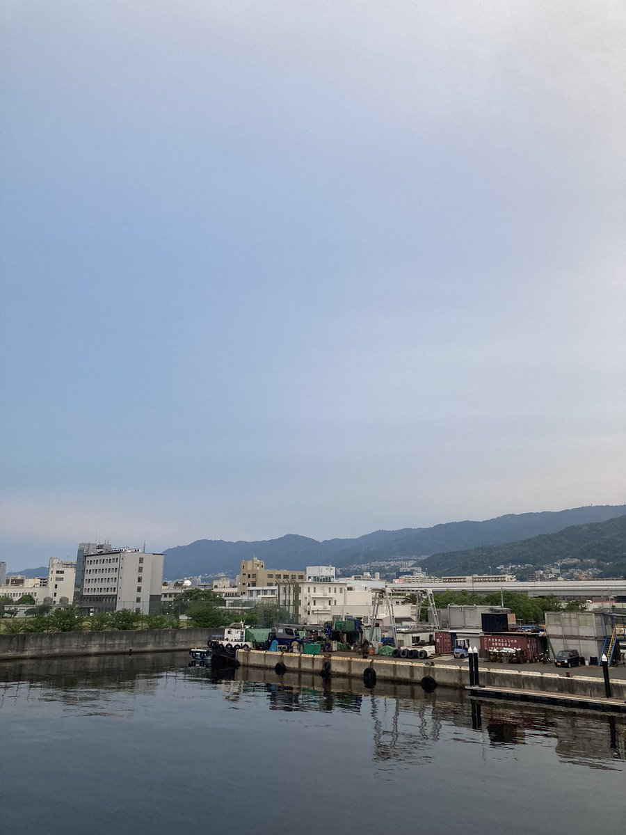 Daisuke64600510's tweet photo. ＃いまそらとかこそら
＃兵庫県
＃神戸市
＃海からの六甲山
＃神戸港
＃早朝と昼間の違い
一曲
＃DonnaSummer
＃ThisTimeIKnowItsForReal  
https://t.co/g7mzdTe1Sz @YouTube
AM5時過ぎとPM15時半過ぎ同ポイントでのスマホ画像
本日
＃DonnaSummer
さんご命日
沢山の楽曲有難うございました
ご冥福を https://t.co/wtik4f37S0