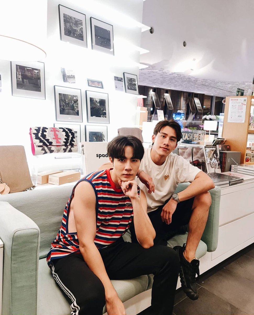 Bbenjazw's tweet photo. ความเพื่อนมาเจอกันแต่รอบนี้เพื่อนพกแมวมาด้วย🤭
#Tul_Pakorn 
#ZeeNuNew #ซนซน .*･ https://t.co/ANYTgIMOg3
