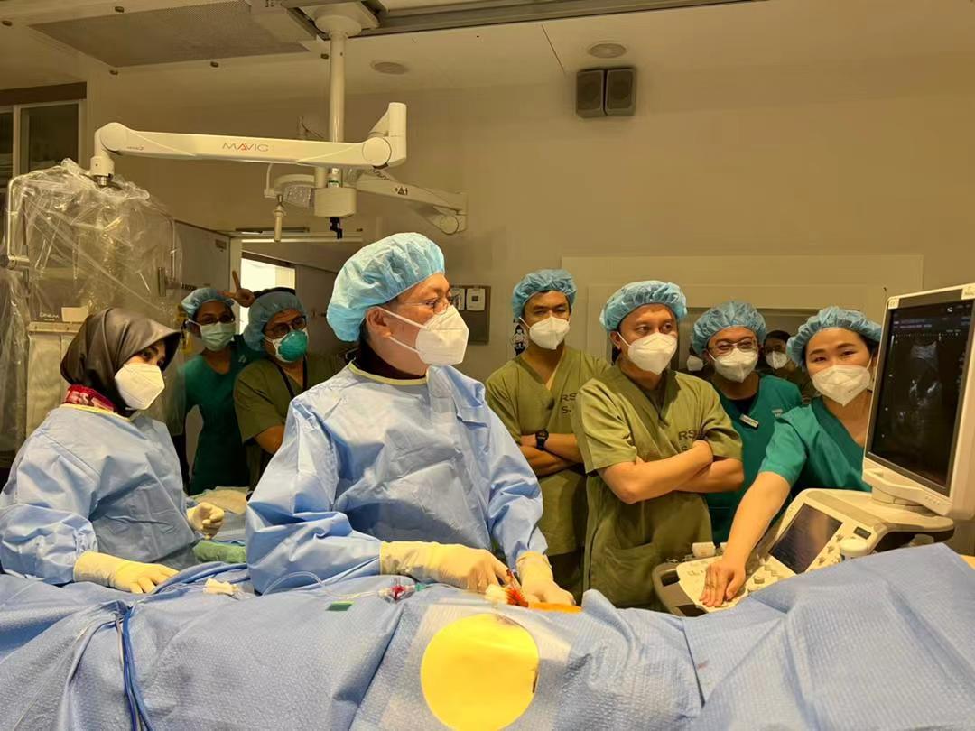 MicrowaveEco's tweet photo. #ECOnews
From 5.12 to 5.14, Dr. Jacub, Secretary General of the Indonesian Interventional Radiology Association, with another three went to the #SubangJayahospital in Malaysia to observe and learn Microwave Ablation Technology.

#ECOMicrowave #health #mwa #medicaldevice #ablation https://t.co/XUAKRb7Dga