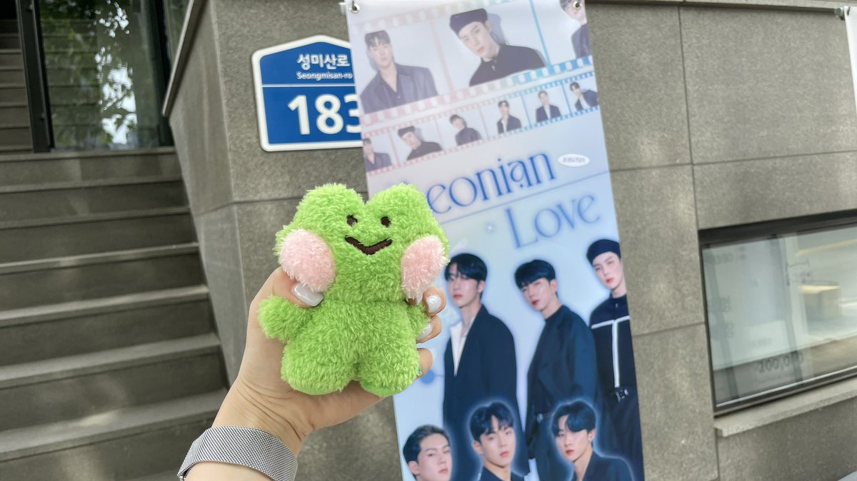 poo_ooi's tweet photo. #MX_영원히_사랑할게
#AeonianLove_MX
🫶🏻부스연남 
몬베베는 정신력이지 이때부턴 체력이 동나버려서 정신력•••! 
여긴 자리가 이쁘다 생각했던 카페 😌
벽마다 애들 사진이 가득가득 
TMI 긔요미마카롱이 망가져있었다아 😭
벽에 도배한 사진은 일부러 단체위주로 찍었다ㅎ!
6몬엑 사랑해 정말 ! https://t.co/B78GWQnDp8