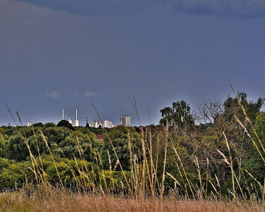 Gewitterstimmung über Hannover. Das Foto ist schon etwas älter. Aber wenn ich mir so die Wettervorhersage ansehe, dann denke ich es passt ganz gut. Mal sehen 🙃.

#weather #hannover #gewitterstimmung #gewitter #gewitterfront #outdoor #thunderstorm #st… instagr.am/p/CdpkrgMIpOT/