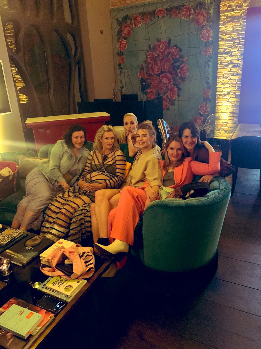 Regendelfin's tweet photo. In diesem Bild:

1 Spitzenpolitikerin (@DoroBaer)
1 Weltbekannte Künstlerin (Mia Florentine Weiss)
1 Topdesignerin (Natalie von Matt)
1 Starautorin (@Sudelheft)
1 Moderatorinnen-Ikone (@_helloyara_)

Und ich.

Unentschuldigt beim Comeback der Spice Girls fehlt: @dunjahayali. https://t.co/zDhuA2crA8