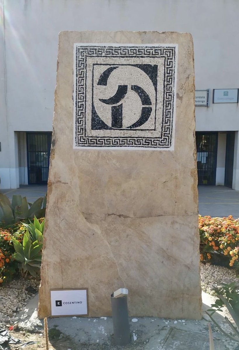 El IES ‘Santo Domingo’ de El Ejido (Almería) <a href="/iesstodomingo/">iesstodomingo</a> erige un monolito con la colaboración del Grupo Cosentino <a href="/GrupoCosentino/">Cosentino</a> para recordar el pasado romano de El Ejido, dentro del Programa #VivirySentirElPatrimonioAnd <a href="/ProInnoAnd/">Programas para la Innovación Educativa</a> <a href="/EducaAnd/">Consejería Desarrollo Educativo y FP</a> +Info: facebook.com/60298953341974…