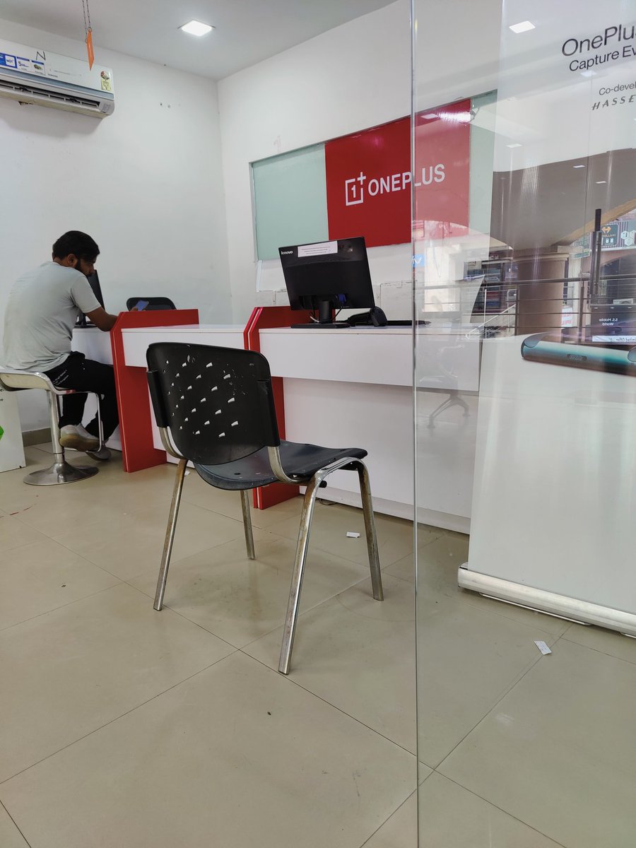 Parv570's tweet photo. @OnePlus_IN @OnePlus_Support I visited first time in one plus service centre m2k Rohini branch, Delhi. Now it's 12:27 pm only one executive is there now she is also disappear from her seat. Pls help I am facing a lot of trouble sitting here from the last one hour. https://t.co/1Zr6K4iS1b