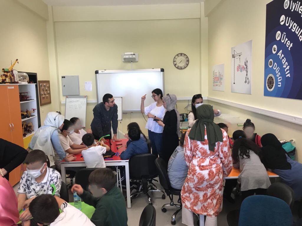 ytustemlab's tweet photo. Laboratuvarımızda “Umudum Öğretmenim Projesi” kapsamında 6.sınıf öğrencilerimizi misafir ettik. @msamitopcu #tasarımodaklıdüşünme #STEM https://t.co/UKCiNrTVUP